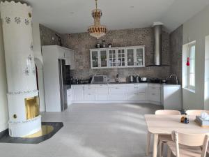 uma cozinha com armários brancos e um fogão em Ballet Villan em Kolmården