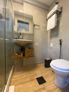 y baño con aseo, lavabo y ducha. en Copa Hype Studio, en Río de Janeiro