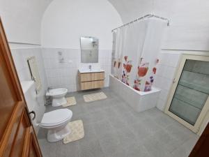 A bathroom at Casa Monaco 2 by Salento Prime