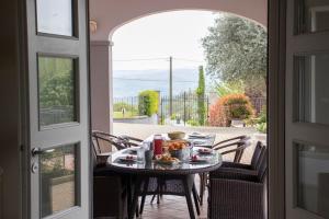 einen Tisch mit Essen auf der Terrasse in der Unterkunft Villa Magna with pool Alba Hills in Govone
