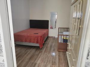 um quarto com uma cama, uma mesa e um espelho em Agradavel casa familiar proxima Expo SP e metro Jabaquara em São Paulo