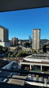 a view of a city with tall buildings and cars at Departamento Nuevo con la comodidad que necesitas in Temuco +4 photos
