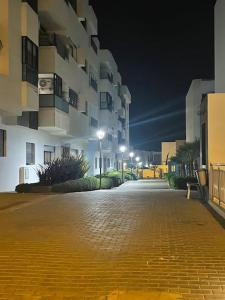une rue vide devant un bâtiment la nuit dans l'établissement Impérial appartement 3BR, à Harhoura