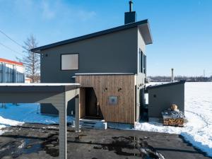 une petite maison avec une porte dans la neige dans l'établissement Buena Vista Tokachi - Vacation STAY 47319v, à Obihiro