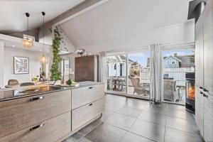 Η κουζίνα ή μικρή κουζίνα στο Sørlandsferie nær svaberg, og strender! +29 φωτογραφίες