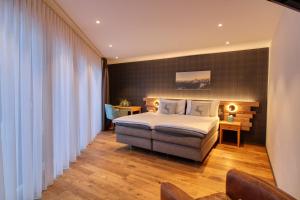 ein Hotelzimmer mit einem Bett und einem Tisch in der Unterkunft Chalet A la Casa in Zermatt