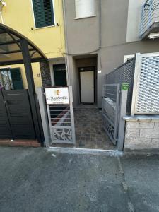 een bord voor een gebouw met een deur bij Le magnolie in San Salvo