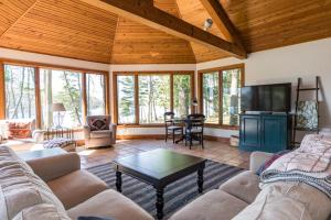 O zonă de relaxare la Blueberry Pines - Fabulous cottage in a wooded setting with views of North Lake