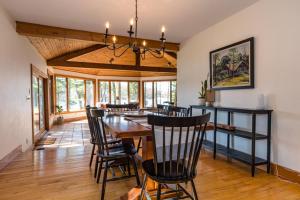 Un restaurant sau alt loc unde se poate mânca la Blueberry Pines - Fabulous cottage in a wooded setting with views of North Lake