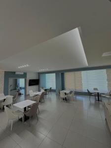 una classe con tavoli e sedie in un edificio di Aurora Bed and Breakfast a Cirò Marina