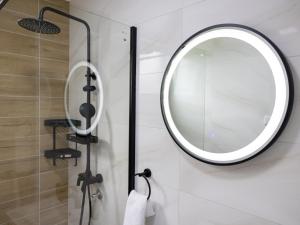 Bileća的住宿－Aurora studio - Bileca，浴室的墙上设有圆形镜子