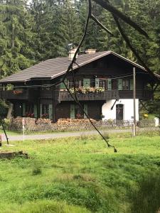 ein großes Holzhaus am Straßenrand in der Unterkunft Apartment Chalet Kladska in Marienbad