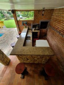 eine Küche mit einer Steinplatte in einem Haus in der Unterkunft Casa Sítio de sol in Penedo + 1 Foto