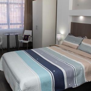 uma cama grande num quarto com uma mesa em Hotel Los Inkas em Huaraz