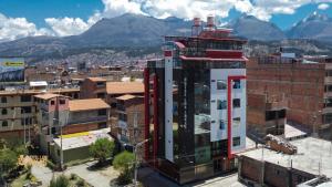 vistas a una ciudad con montañas en el fondo en Hotel Los Inkas, en Huaraz