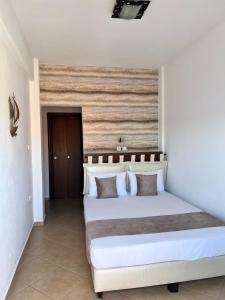 a bedroom with a large white bed in a room at Kalntera in Ammouliani