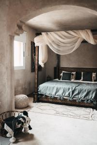 - une chambre avec un lit à baldaquin dans l'établissement Surfiscamp Dakhla, à Dakhla