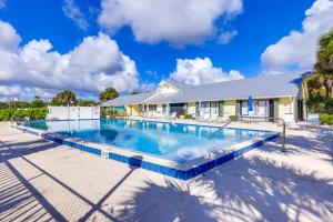 - une piscine en face d'une maison dans l'établissement Vero Beach Home with Private Hot Tub Near Beaches!, à Vero Beach