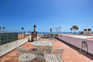 un patio con mesa, sillas y el océano en Rosarito Beach Home in Las Gaviotas with Ocean Views en Raulis