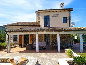 Elle offre une vue sur l'extérieur d'une maison dotée d'une terrasse. dans l'établissement Villa in Campagna con Piscina Privata, à Uri