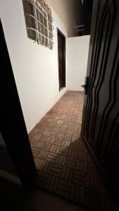 a hallway with a door and a tile floor at غرفة و حوش بمدخل خاص و دخول ذكي in Riyadh