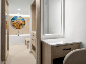 baño con lavabo y ventana en Grand Cayman Marriott Resort en George Town