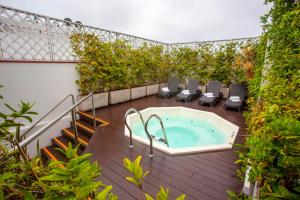 bañera de hidromasaje en una terraza con sillas y plantas en Casa Andina Select Miraflores, en Lima