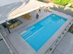 una vista aérea de una piscina con sombrilla en Bichito’s Playground - Heated pool, Walkable, en Phoenix