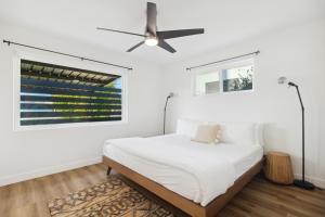 1 dormitorio blanco con 1 cama y ventilador de techo en Bichito’s Playground - Heated pool, Walkable, en Phoenix