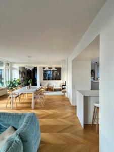 ein Wohnzimmer mit einem Tisch und einem Esszimmer in der Unterkunft Grande villa avec piscine in Neuenburg
