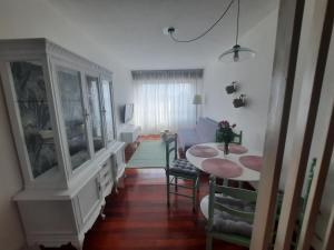 un comedor con mesa y sillas en una habitación en Apartamento en Milladoiro en Milladoiro