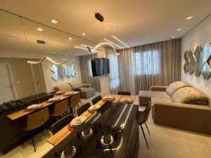 ein Wohnzimmer mit Sofa und Tisch in der Unterkunft Apartamento Frente Mar Bc 704 in Balneário Camboriú