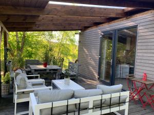 patio con divani e tavolo su una terrazza di POLA Łupawsko a Łupawsko