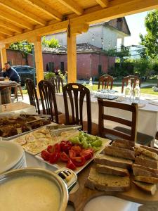 una mesa con sándwiches y otros alimentos. en Guesthouse Marku - Mrizi i Zanave, en Fishtë