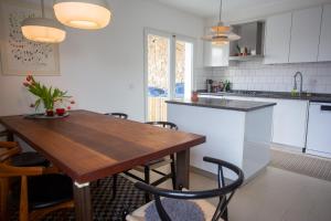 - une cuisine avec une table en bois et des chaises dans l'établissement Amazing modern house on the sea!, à Ferrel