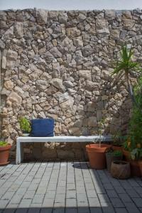 un banc assis devant un mur de pierre dans l'établissement Amazing modern house on the sea!, à Ferrel
