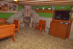 Μια τηλεόραση ή/και κέντρο ψυχαγωγίας στο Guest House Diabora
