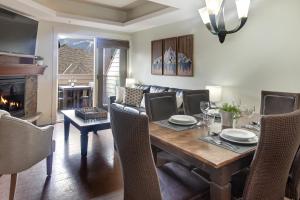 una sala da pranzo con un tavolo e un divano di Marvellous Mountain Condo- Pets - Pool & Hot Tub managed by Little Sister Getaways a Canmore