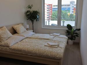 ein Schlafzimmer mit einem Bett mit zwei Handtüchern darauf in der Unterkunft Luxury 2 Room Apartment nr. 4 in Bratislava