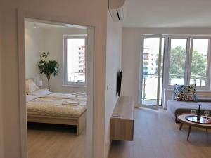 ein Schlafzimmer mit einem Bett und ein Wohnzimmer in der Unterkunft Luxury 2 Room Apartment nr. 4 in Bratislava