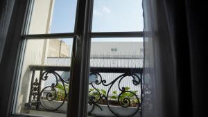 een balkon met uitzicht bij Joli duplex 3 pièces dans les Puces in Saint-Ouen