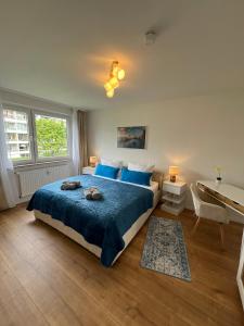 een slaapkamer met een bed, een bureau en een tafel bij W&D living - FeWo Kleines Italien mit Parkplatz und Balkon in Celle