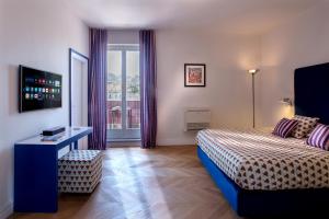 una stanza d'albergo con un letto e una finestra di Galleria Port'Alba - Suites & Rooftop a Napoli