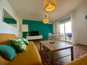 a living room with a couch and a table at Mi Oasis Azul Parking, AC, Fibra, VT-54949-V in Sueca