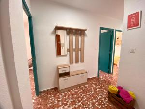 baño con tocador y espejo en una habitación en Mi Oasis Azul Parking, AC, Fibra, VT-54949-V, en Sueca 26 fotos más