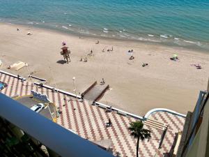 una vista aérea de una playa con gente en ella en Mi Oasis Azul Parking, AC, Fibra, VT-54949-V, en Sueca