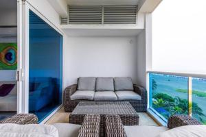 sala de estar con sofá y ventana grande en Edificio Retiro del Caribe 503 en Cartagena de Indias