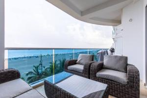 salon z widokiem na ocean w obiekcie Edificio Retiro del Caribe 503 w mieście Cartagena de Indias