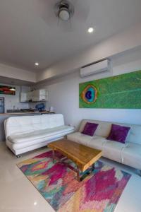 sala de estar con sofá blanco y mesa en Edificio Retiro del Caribe 503 en Cartagena de Indias
