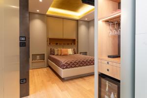 een slaapkamer met een bed in een kamer bij Pescara Inn Luxury Suites in Pescara
